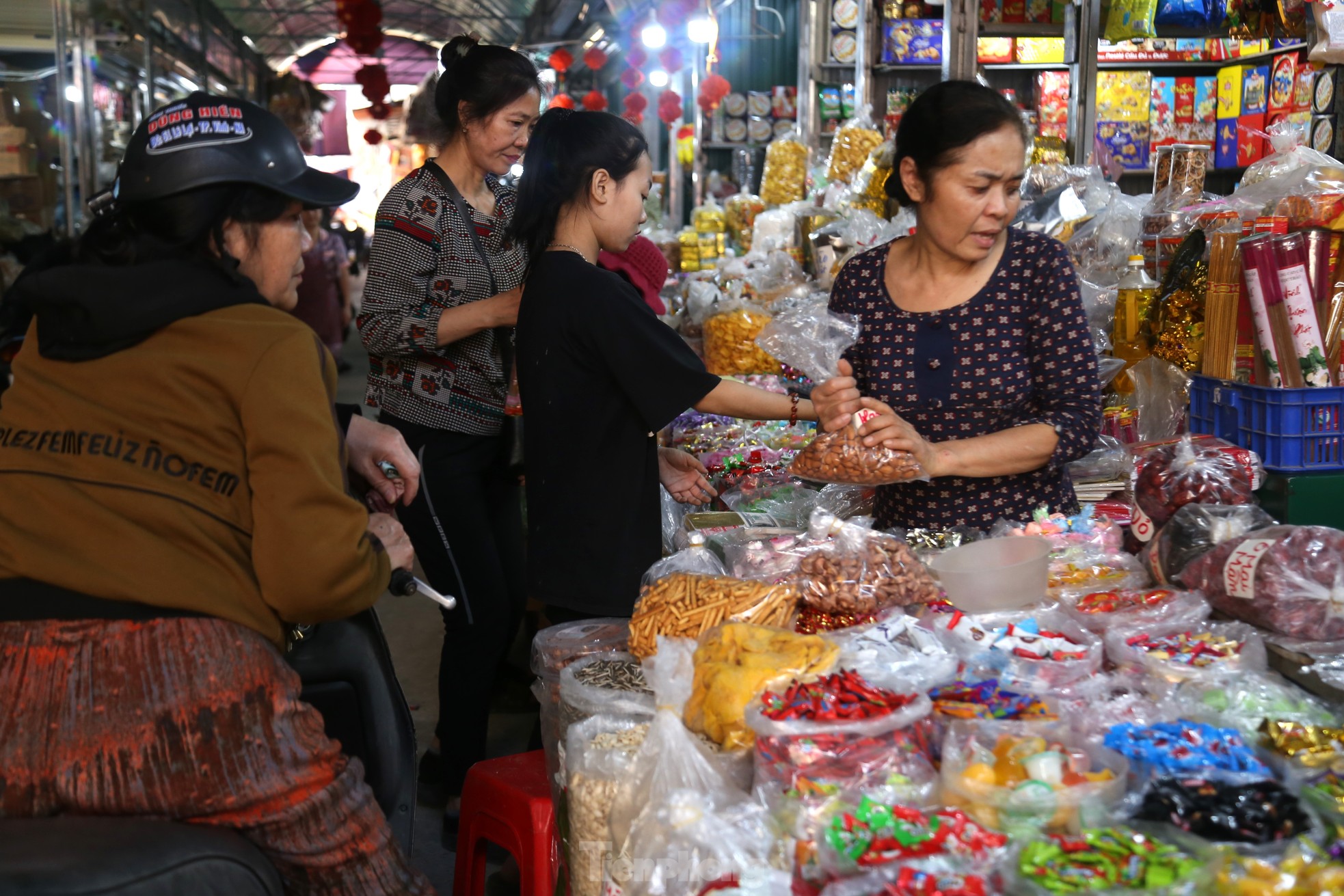 Cảnh trái ngược giữa siêu thị và chợ truyền thống ngày giáp Tết - Ảnh 15.