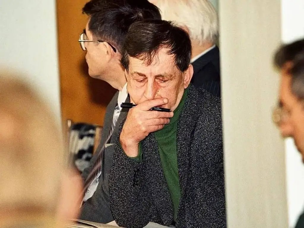 Câu chuyện kỳ lạ về Anatoli Bugorski: Người đàn ông bị kẹt đầu trong máy gia tốc proton và sống sót để kể câu chuyện- Ảnh 4. Câu chuyện kỳ lạ về Anatoli Bugorski: Người đàn ông bị kẹt đầu trong máy gia tốc proton và sống sót để kể câu chuyện- Ảnh 4.
