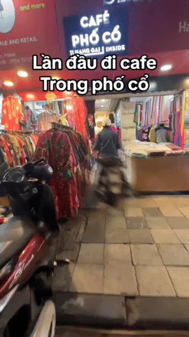 Du khách ngỡ ngàng lần đầu trải nghiệm cà phê phố cổ: quán mặt tiền mà như trong ngõ, khách "khom lưng cúi người" đi xuyên qua nhà dân - Ảnh 1. Du khách ngỡ ngàng lần đầu trải nghiệm cà phê phố cổ: quán mặt tiền mà như trong ngõ, khách "khom lưng cúi người" đi xuyên qua nhà dân - Ảnh 1.