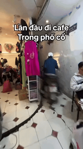 Du khách ngỡ ngàng lần đầu trải nghiệm cà phê phố cổ: quán mặt tiền mà như trong ngõ, khách "khom lưng cúi người" đi xuyên qua nhà dân - Ảnh 2. Du khách ngỡ ngàng lần đầu trải nghiệm cà phê phố cổ: quán mặt tiền mà như trong ngõ, khách "khom lưng cúi người" đi xuyên qua nhà dân - Ảnh 2.