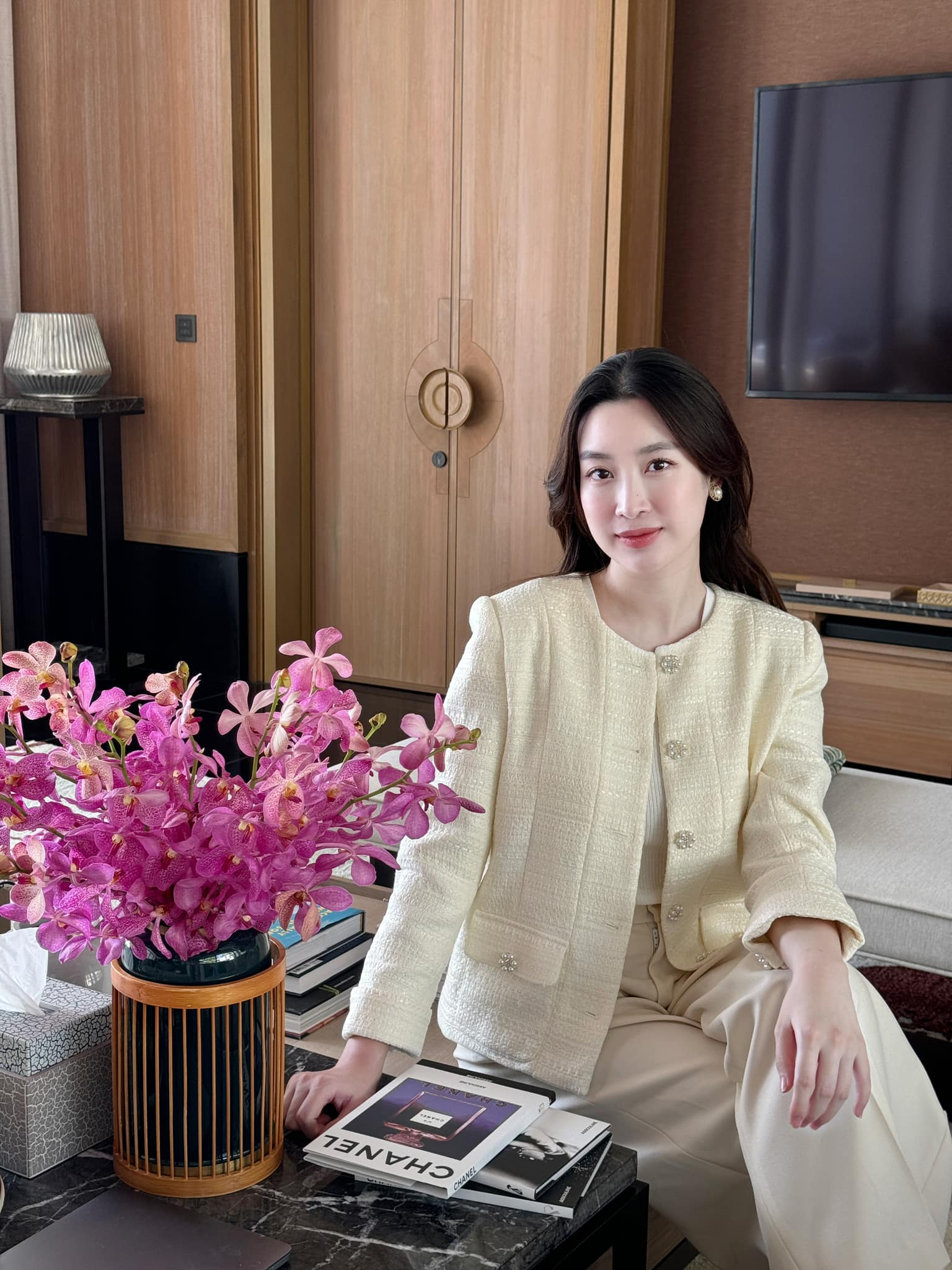 Làm vợ đại gia gần 1 năm rưỡi, Đỗ Mỹ Linh ngày càng “nhuận sắc” khi lựa chọn phong cách này: Tiết lộ tình trạng hôn nhân hạnh phúc- Ảnh 7. Làm vợ đại gia gần 1 năm rưỡi, Đỗ Mỹ Linh ngày càng “nhuận sắc” khi lựa chọn phong cách này: Tiết lộ tình trạng hôn nhân hạnh phúc- Ảnh 7.