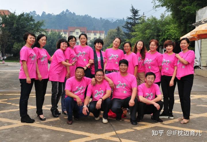 Họp lớp cuối năm, bạn cũ nói mặc đồng phục để khỏi so sánh: Không ngờ khoảng cách giàu nghèo càng rõ ràng- Ảnh 1. Họp lớp cuối năm, bạn cũ nói mặc đồng phục để khỏi so sánh: Không ngờ khoảng cách giàu nghèo càng rõ ràng- Ảnh 1.