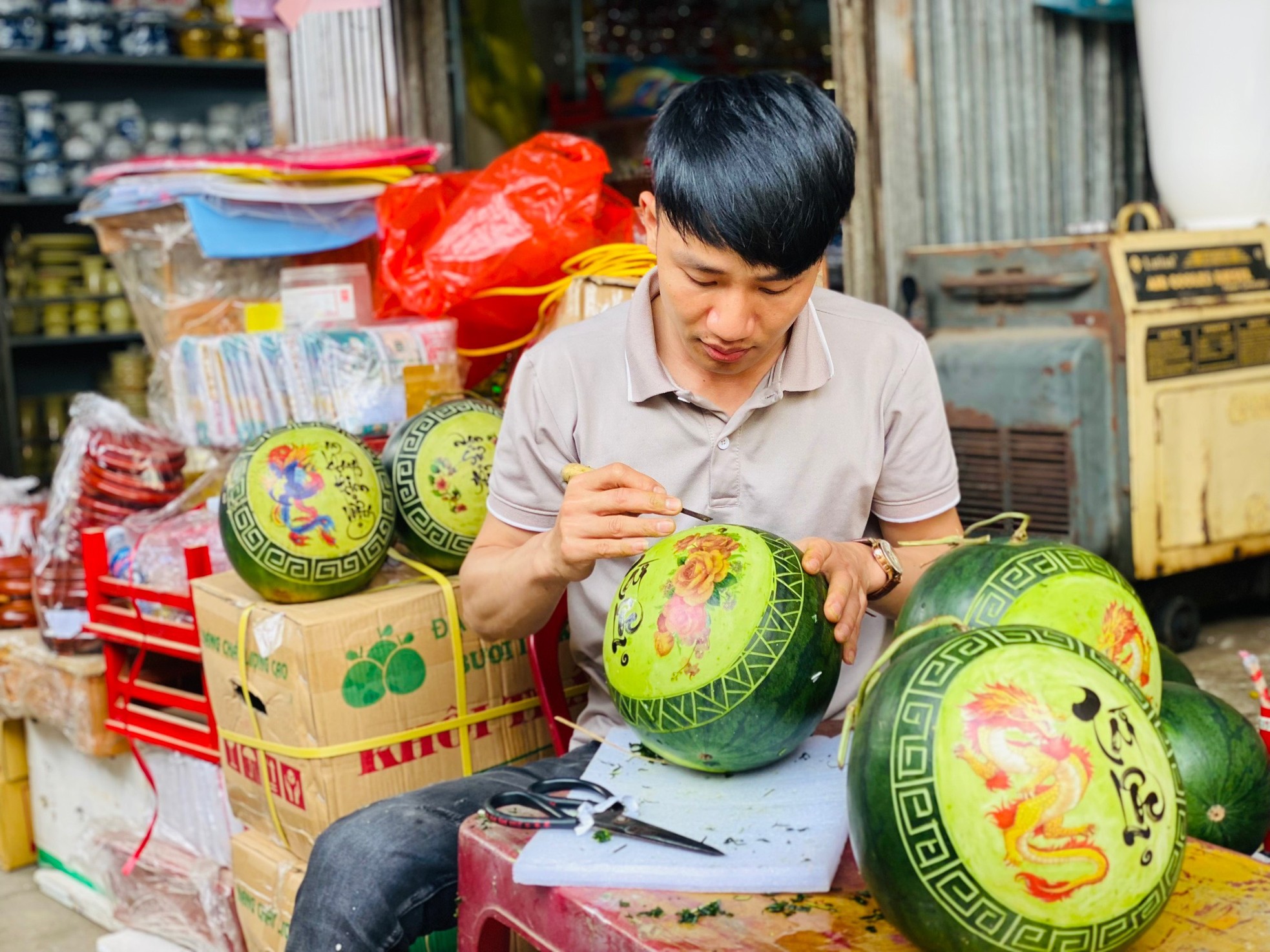 Dưa hấu tỉa thành hình rồng vàng, giá cao vẫn đắt khách- Ảnh 1.