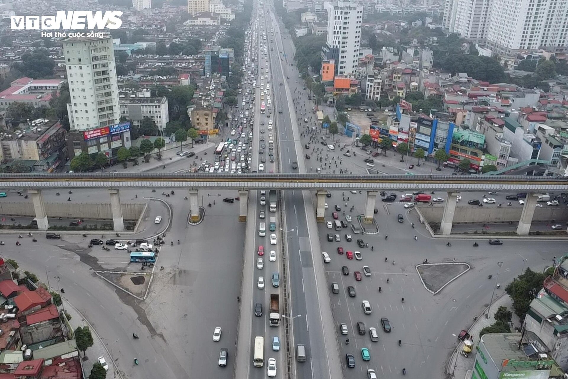 Người dân đổ về quê ăn Tết, đường Vành đai 3 ùn tắc kéo dài 6km - Ảnh 1.