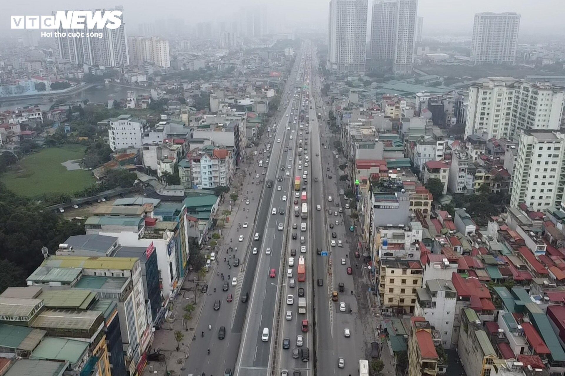 Người dân đổ về quê ăn Tết, đường Vành đai 3 ùn tắc kéo dài 6km - Ảnh 2.