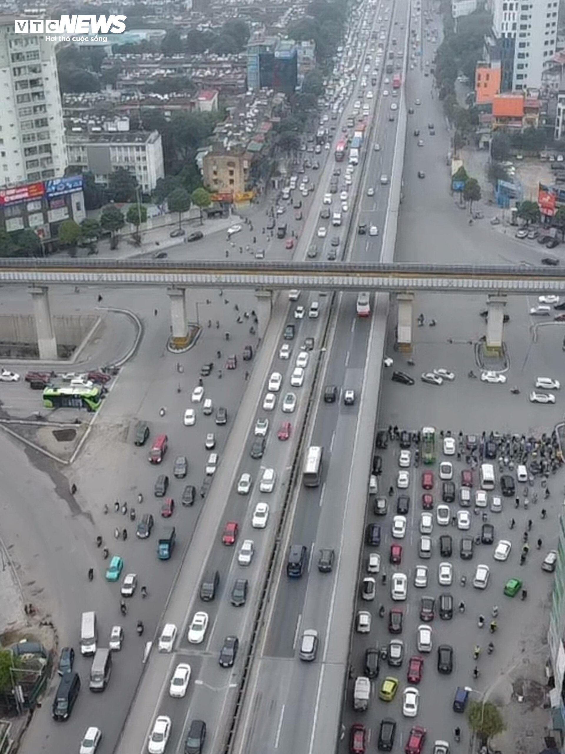 Người dân đổ về quê ăn Tết, đường Vành đai 3 ùn tắc kéo dài 6km - Ảnh 8.