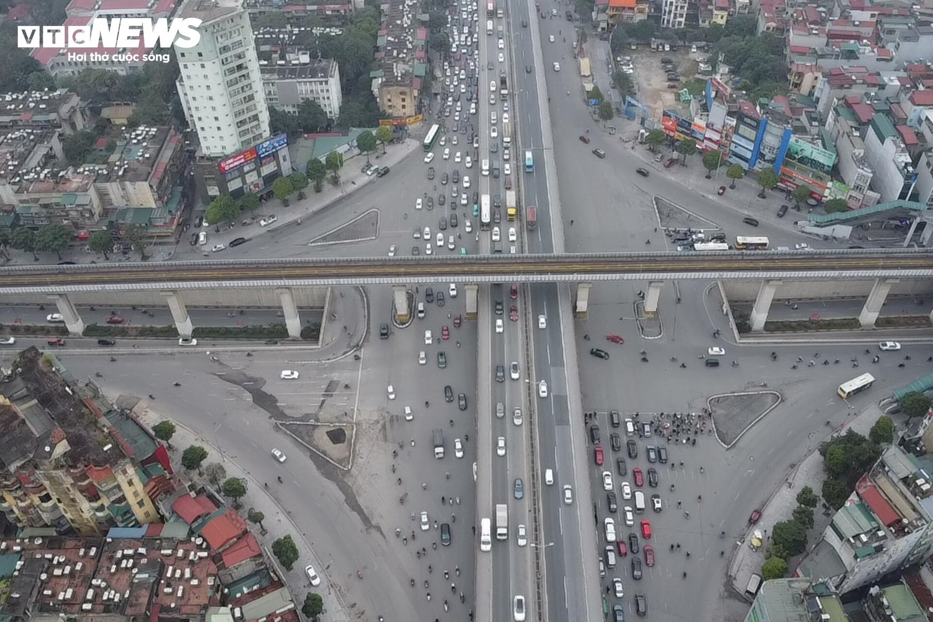 Người dân đổ về quê ăn Tết, đường Vành đai 3 ùn tắc kéo dài 6km - Ảnh 6.