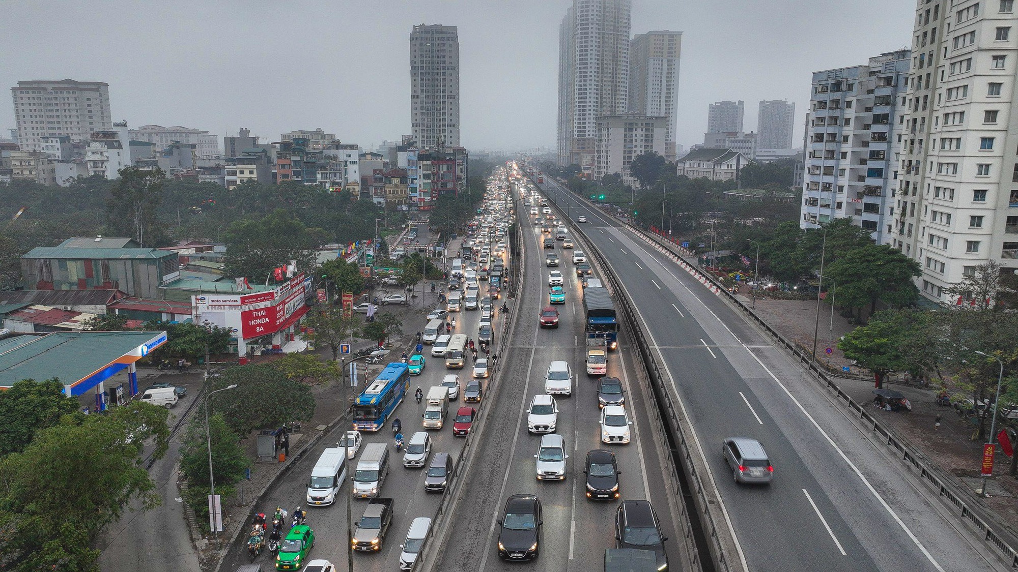 Ôtô xếp hàng dài 2 km để vào cao tốc Pháp Vân - Cầu Giẽ rời Thủ đô- Ảnh 5.