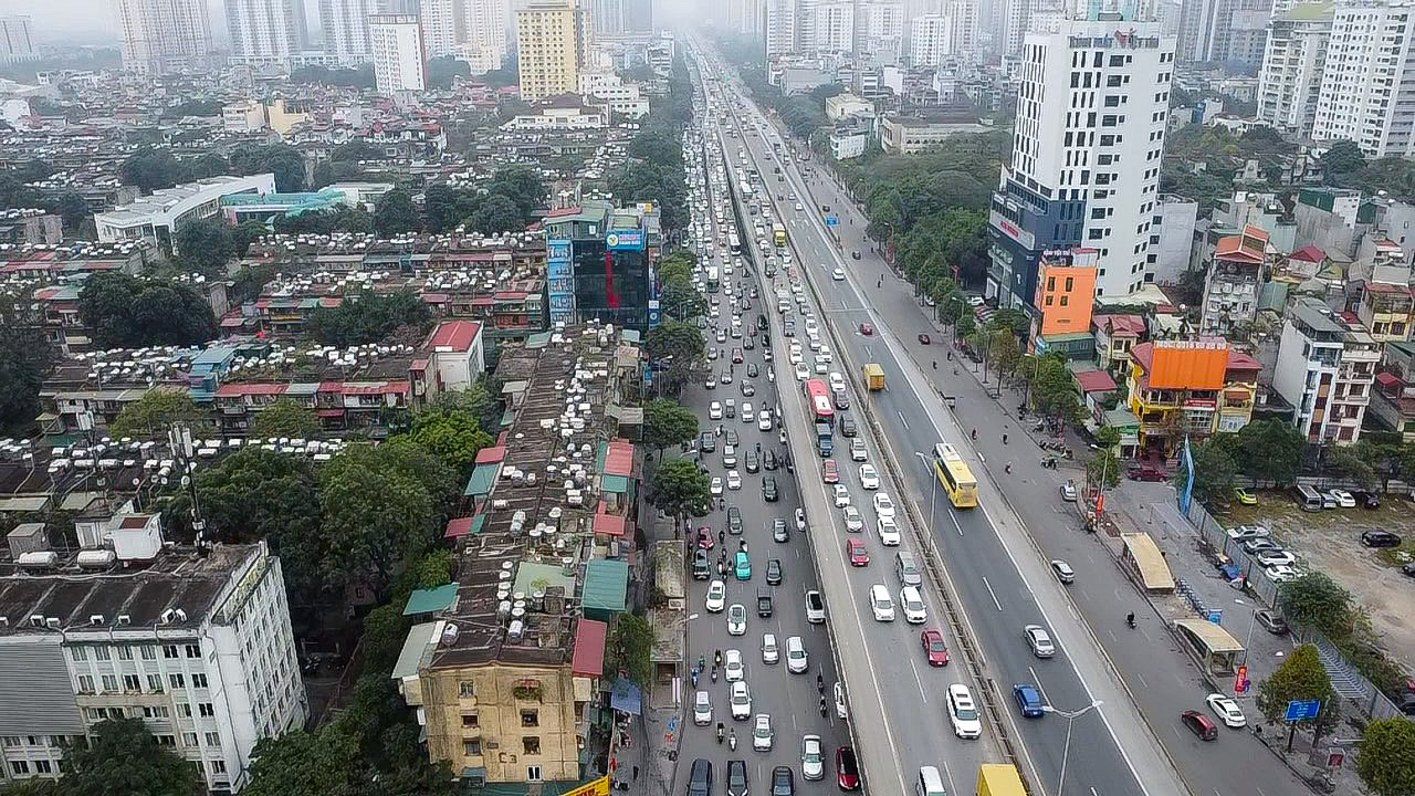 Ôtô xếp hàng dài 2 km để vào cao tốc Pháp Vân - Cầu Giẽ rời Thủ đô- Ảnh 1.