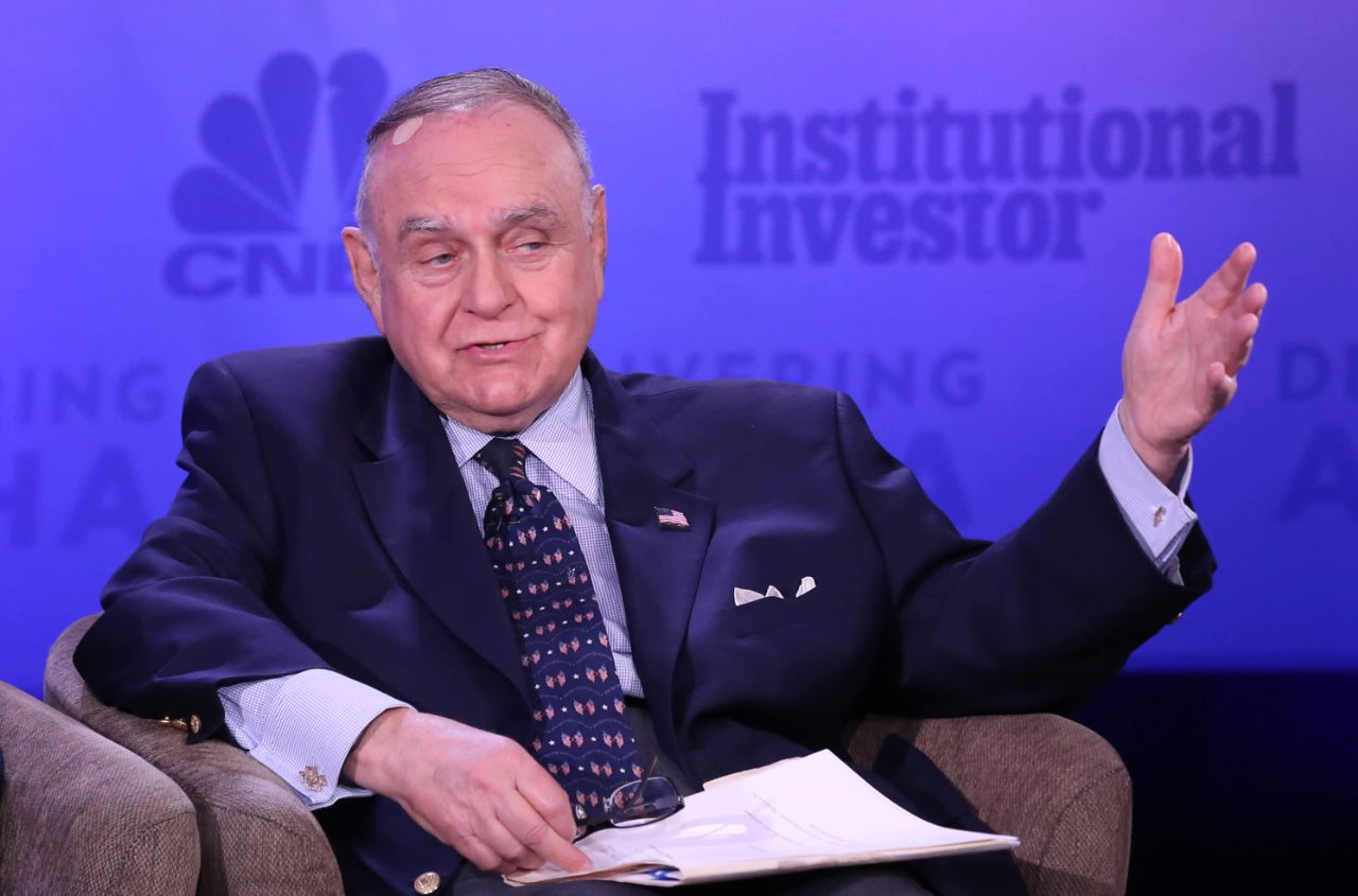 Tỷ phú đầu tư Leon Cooperman: FED có thể không cắt giảm lãi suất như kỳ vọng, lạm phát còn cao nhưng suy thoái sẽ không xảy ra - Ảnh 1.