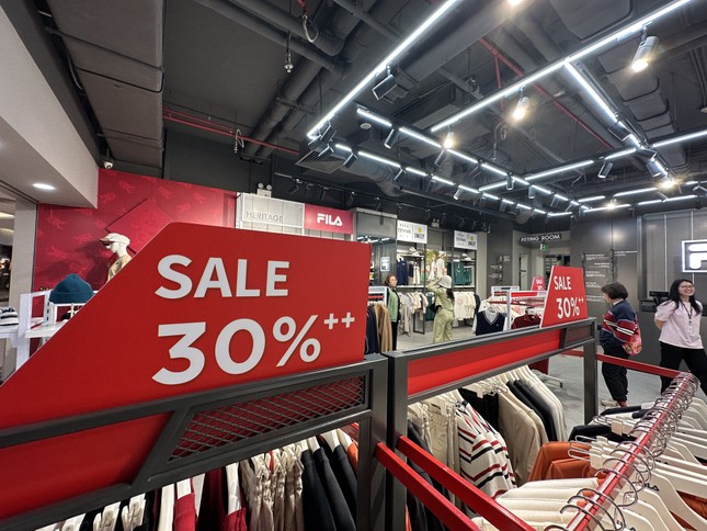 Thời trang 'điên cuồng' giảm giá, bố mẹ đưa cả con nhỏ đi 'săn sale' - Ảnh 2.