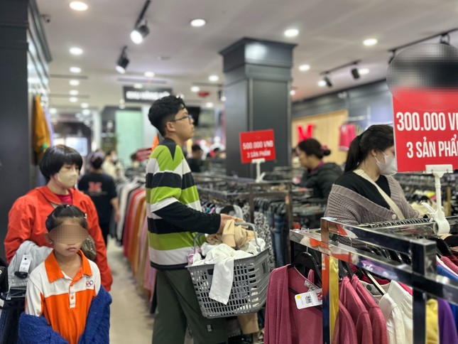 Thời trang 'điên cuồng' giảm giá, bố mẹ đưa cả con nhỏ đi 'săn sale' - Ảnh 3.