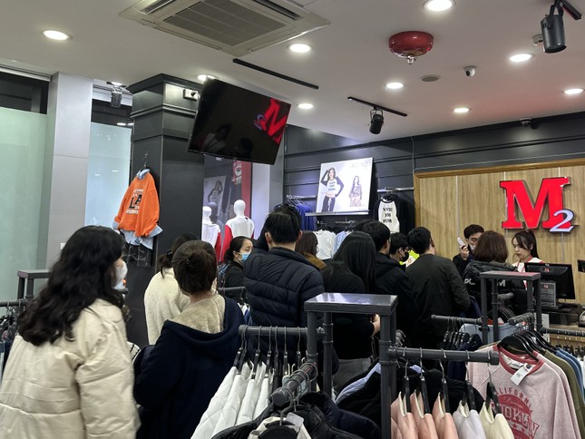 Thời trang 'điên cuồng' giảm giá, bố mẹ đưa cả con nhỏ đi 'săn sale' - Ảnh 6.