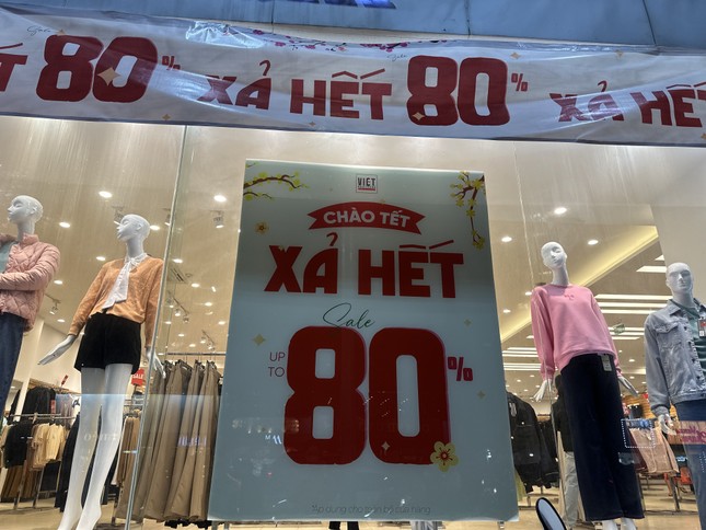 Thời trang 'điên cuồng' giảm giá, bố mẹ đưa cả con nhỏ đi 'săn sale' - Ảnh 1.