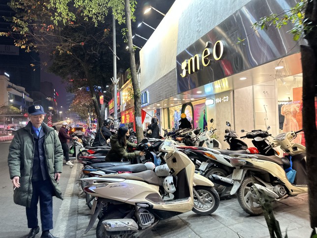 Thời trang 'điên cuồng' giảm giá, bố mẹ đưa cả con nhỏ đi 'săn sale' - Ảnh 10.