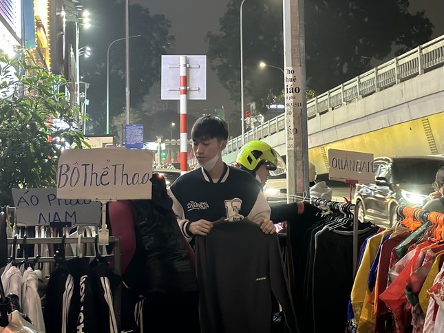 Thời trang 'điên cuồng' giảm giá, bố mẹ đưa cả con nhỏ đi 'săn sale' - Ảnh 11.