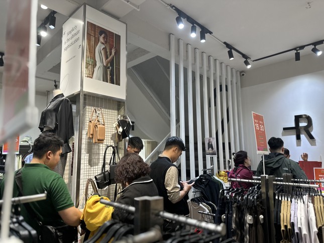 Thời trang 'điên cuồng' giảm giá, bố mẹ đưa cả con nhỏ đi 'săn sale' - Ảnh 7.