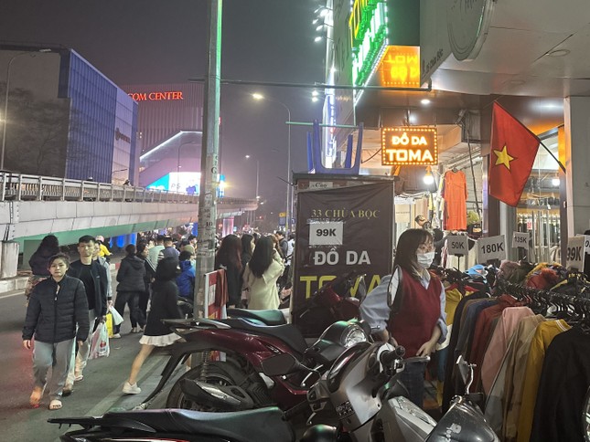 Thời trang 'điên cuồng' giảm giá, bố mẹ đưa cả con nhỏ đi 'săn sale' - Ảnh 8.