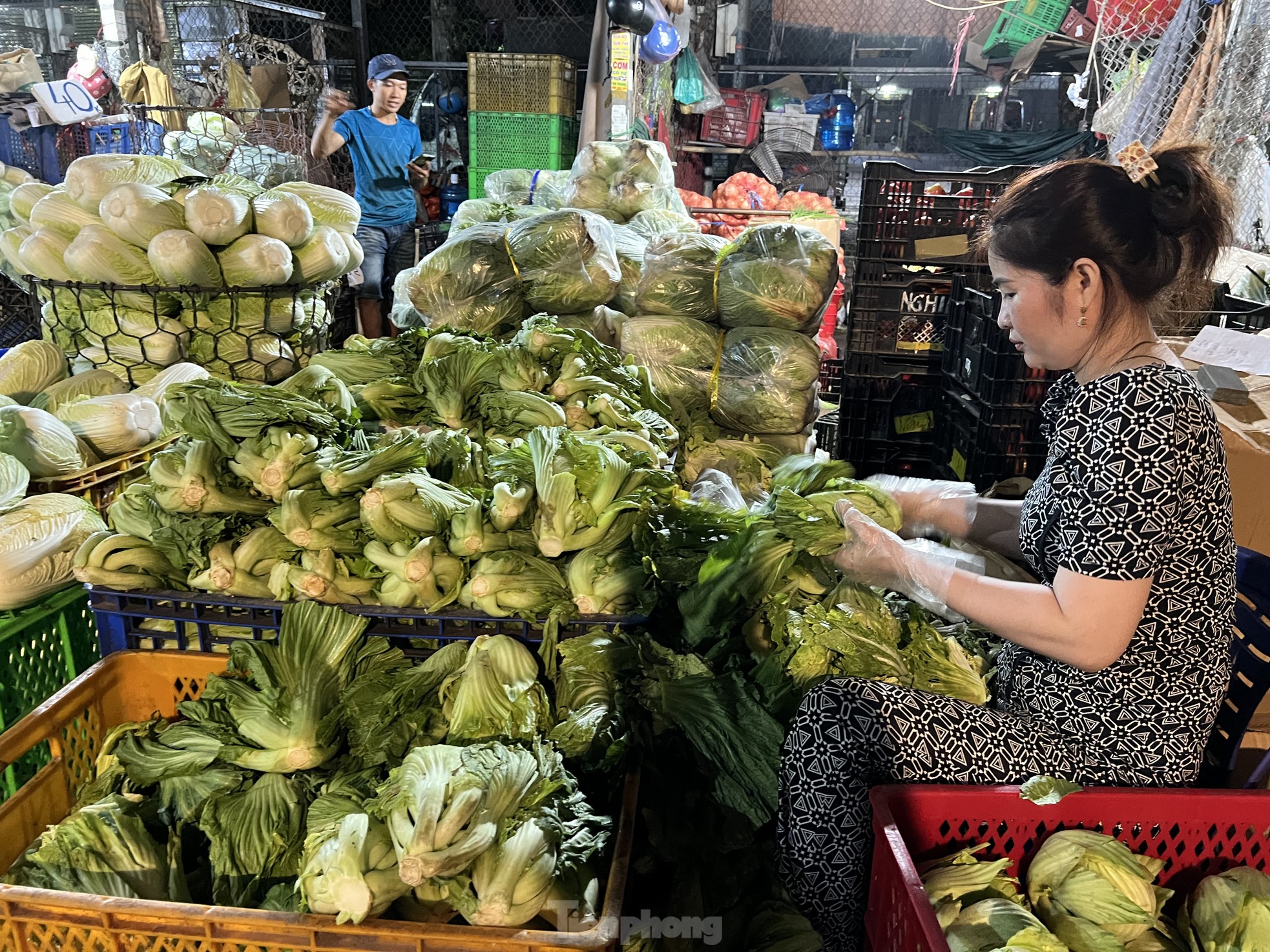 Chợ họp xuyên đêm, khách 'tràn' vào siêu thị từ mờ sáng 28 Tết - Ảnh 11.