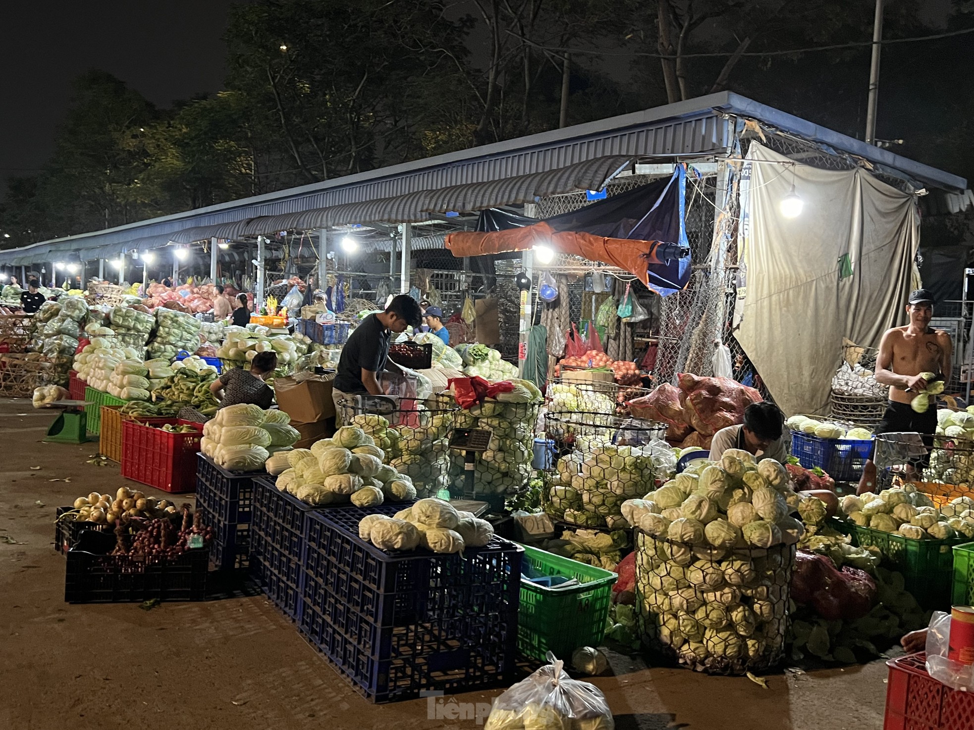 Chợ họp xuyên đêm, khách 'tràn' vào siêu thị từ mờ sáng 28 Tết - Ảnh 12.