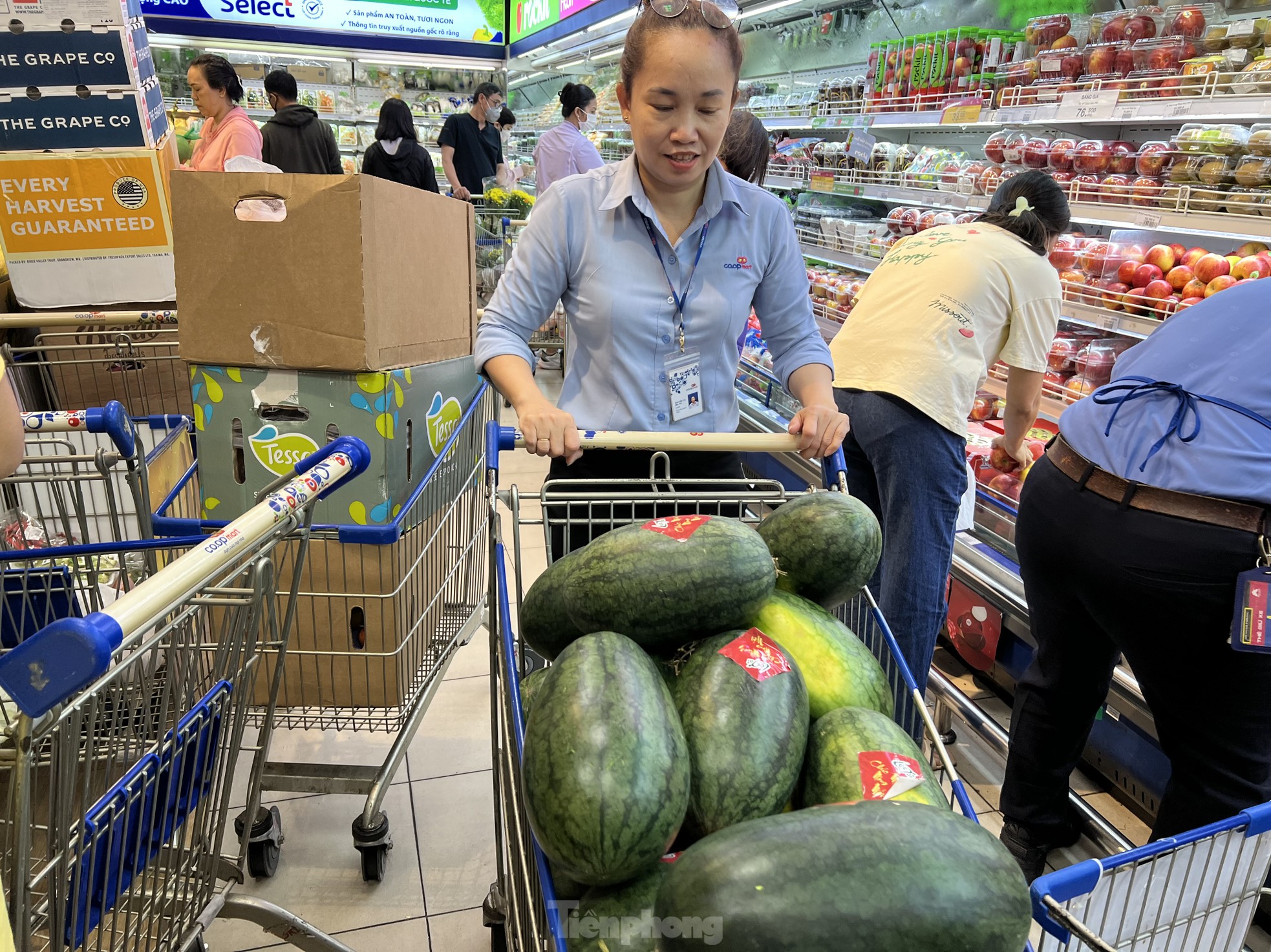 Chợ họp xuyên đêm, khách 'tràn' vào siêu thị từ mờ sáng 28 Tết - Ảnh 3. Chợ họp xuyên đêm, khách 'tràn' vào siêu thị từ mờ sáng 28 Tết - Ảnh 3.