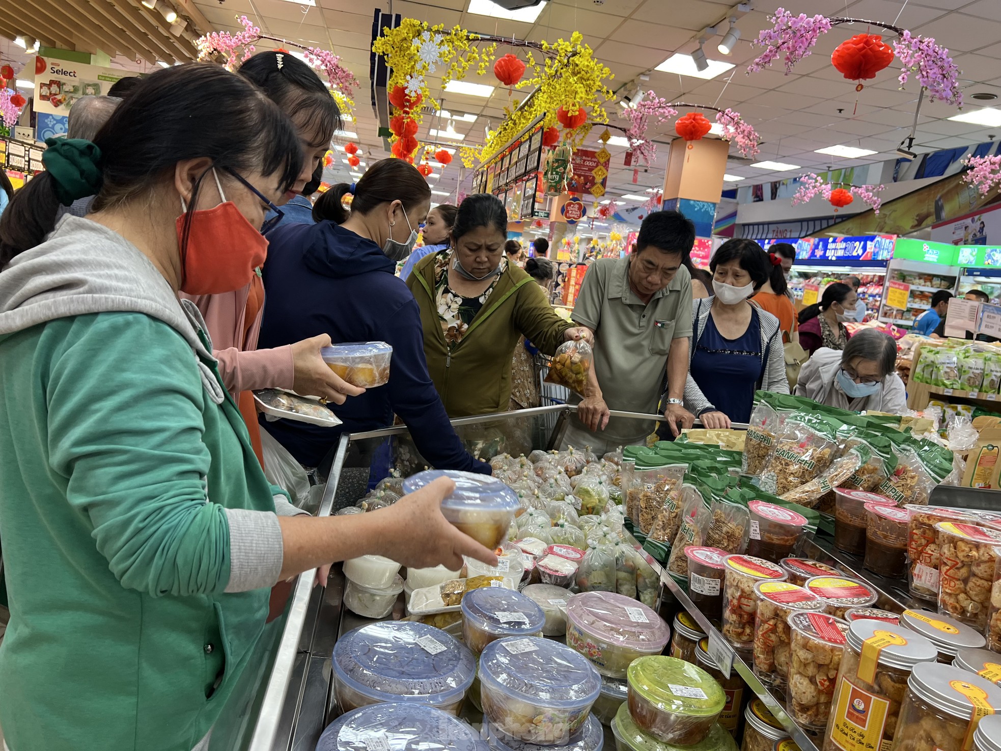 Chợ họp xuyên đêm, khách 'tràn' vào siêu thị từ mờ sáng 28 Tết - Ảnh 6.