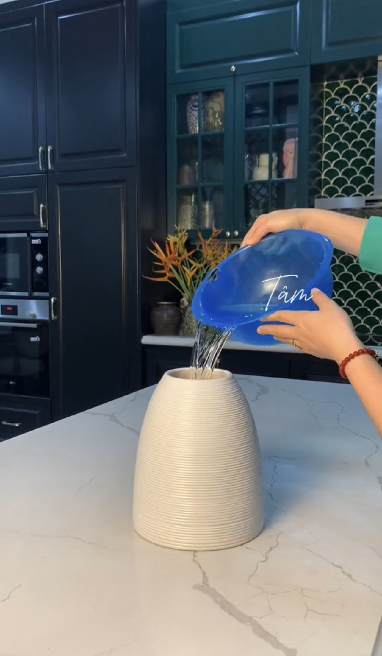 Loài hoa chưa đến 40.000 đồng 1 bó chơi được cả tháng, mua 1 bó được 2 bình về chưng Tết rực rỡ- Ảnh 7. Loài hoa chưa đến 40.000 đồng 1 bó chơi được cả tháng, mua 1 bó được 2 bình về chưng Tết rực rỡ- Ảnh 7.