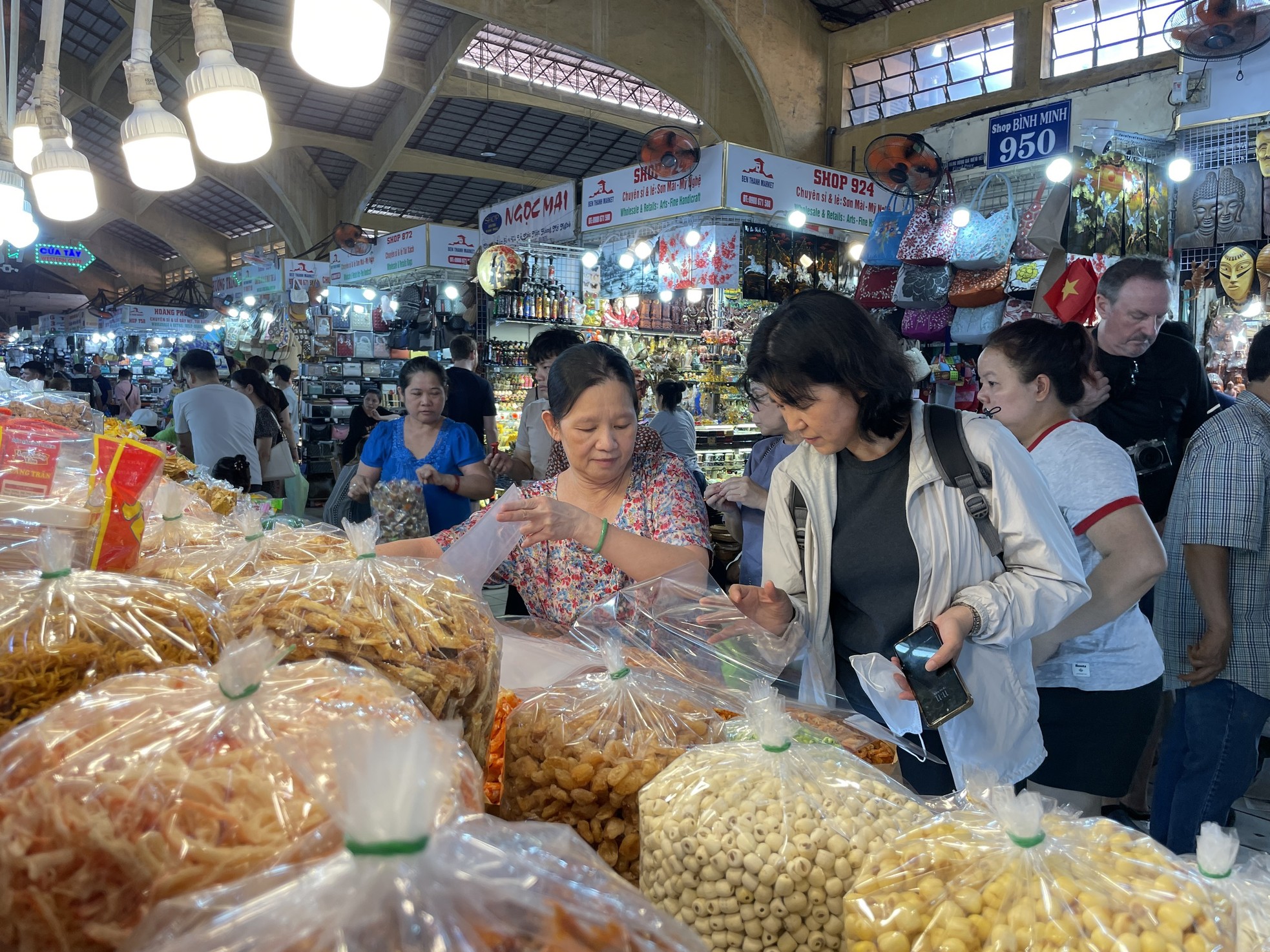 Chợ họp xuyên đêm, khách 'tràn' vào siêu thị từ mờ sáng 28 Tết - Ảnh 8.