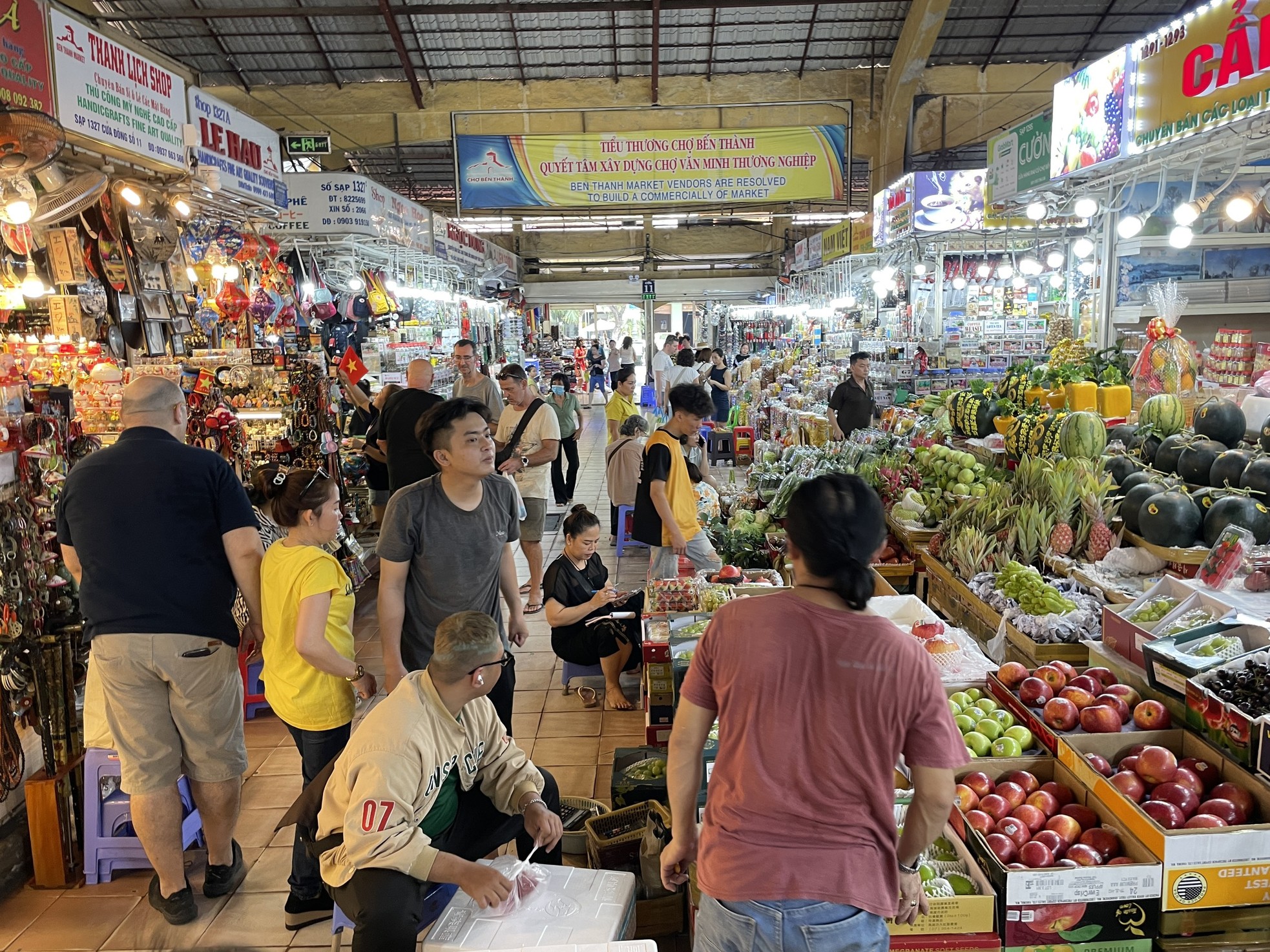 Chợ họp xuyên đêm, khách 'tràn' vào siêu thị từ mờ sáng 28 Tết - Ảnh 7.
