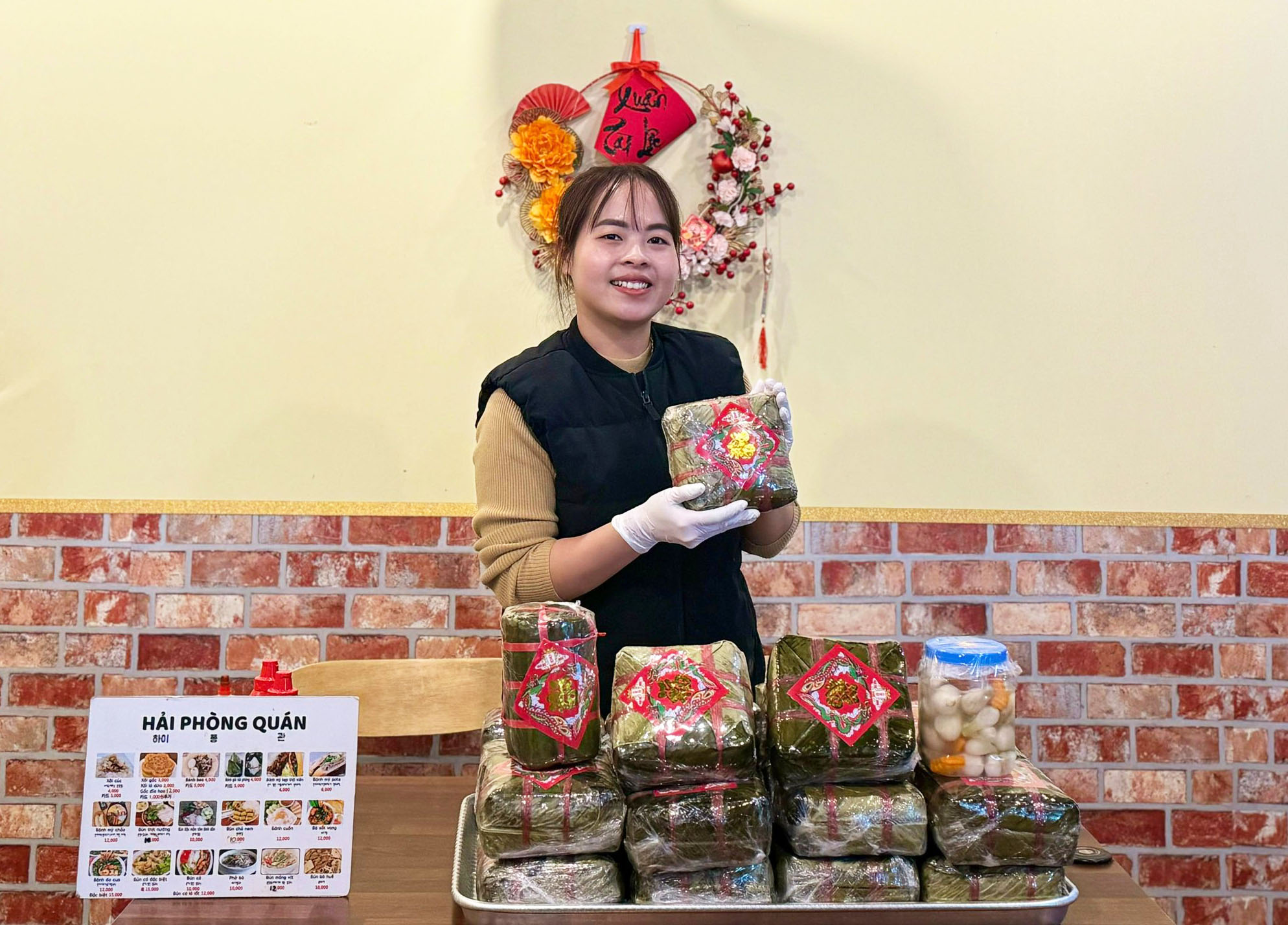 Nàng dâu Việt bán bánh chưng ở Hàn Quốc: 270 nghìn đồng/chiếc, đắt hàng như tôm tươi- Ảnh 1.