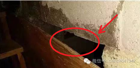 Dọn nhà tìm thấy chiếc hộc tủ bí ẩn, hai vợ chồng sững sờ khi thấy thứ bên trong: Hơn cả trúng xổ số!- Ảnh 1. Dọn nhà tìm thấy chiếc hộc tủ bí ẩn, hai vợ chồng sững sờ khi thấy thứ bên trong: Hơn cả trúng xổ số!- Ảnh 1.