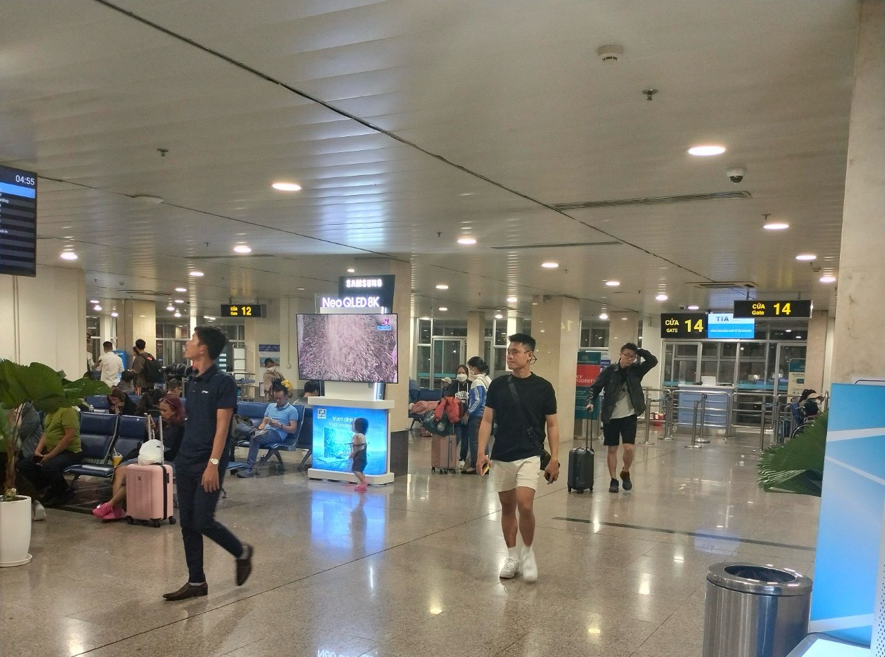 Sân bay Tân Sơn Nhất rất 'lạ' ngày 30 Tết - Ảnh 9.