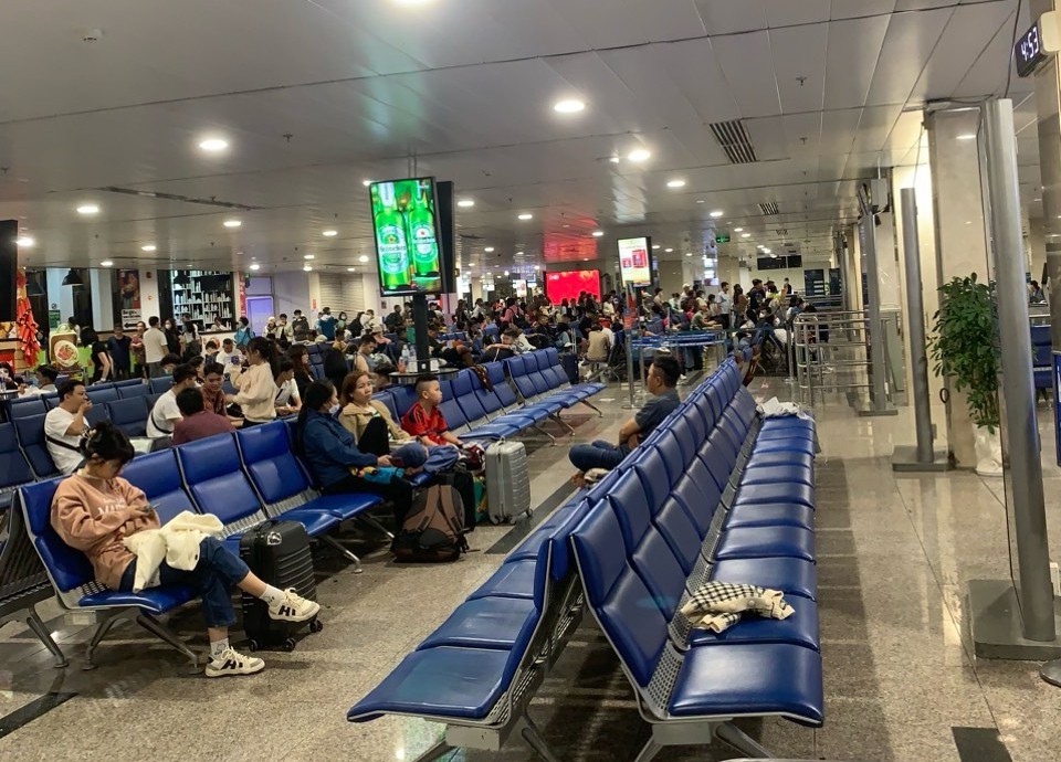 Sân bay Tân Sơn Nhất rất 'lạ' ngày 30 Tết - Ảnh 10.