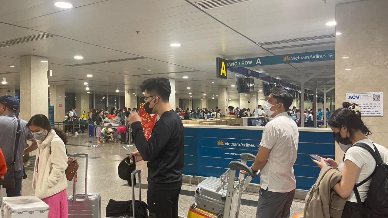 Sân bay Tân Sơn Nhất rất 'lạ' ngày 30 Tết - Ảnh 4.