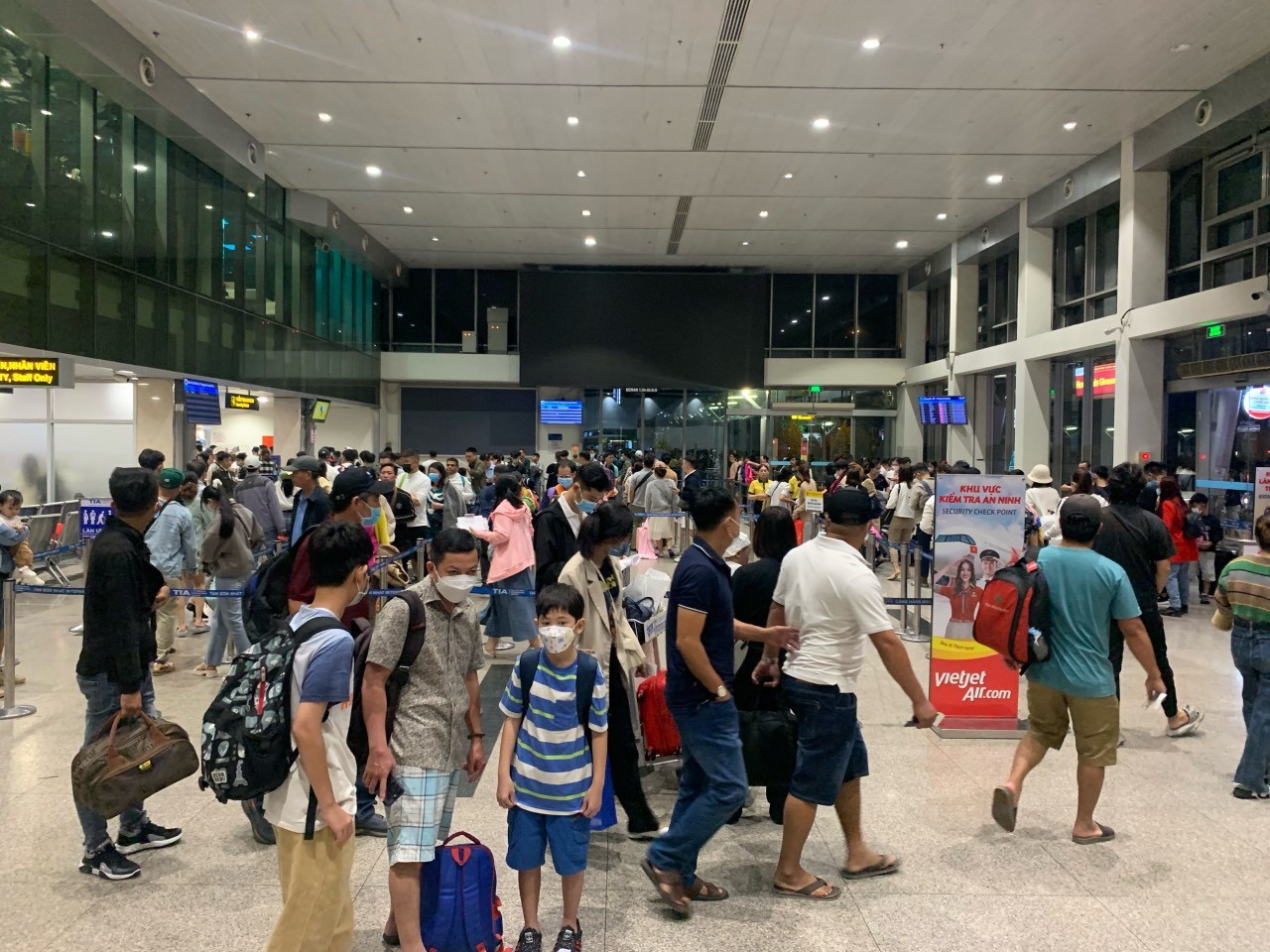 Sân bay Tân Sơn Nhất rất 'lạ' ngày 30 Tết - Ảnh 1.