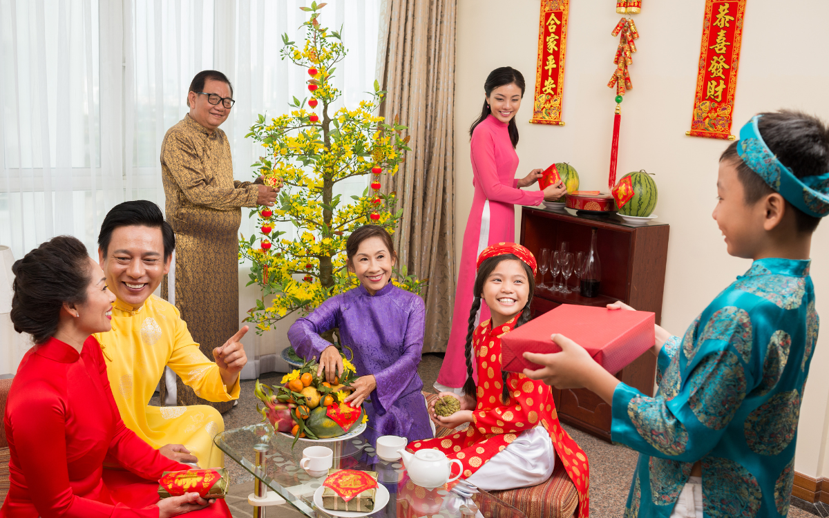 Tục xông đất đầu năm của người Việt và những tuổi xông nhà đẹp nhất năm Giáp Thìn 2024- Ảnh 1. Tục xông đất đầu năm của người Việt và những tuổi xông nhà đẹp nhất năm Giáp Thìn 2024- Ảnh 1.