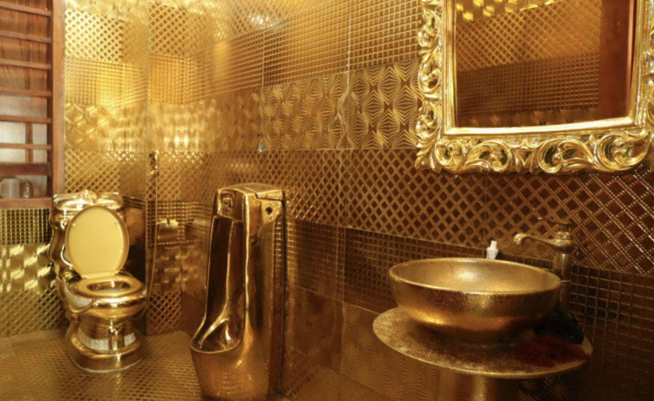 Hoa mắt với lâu đài dát vàng của &quot;đại gia đồng nát&quot; ở Nghệ An, đến toilet cũng phủ vàng bóng loáng- Ảnh 12.
