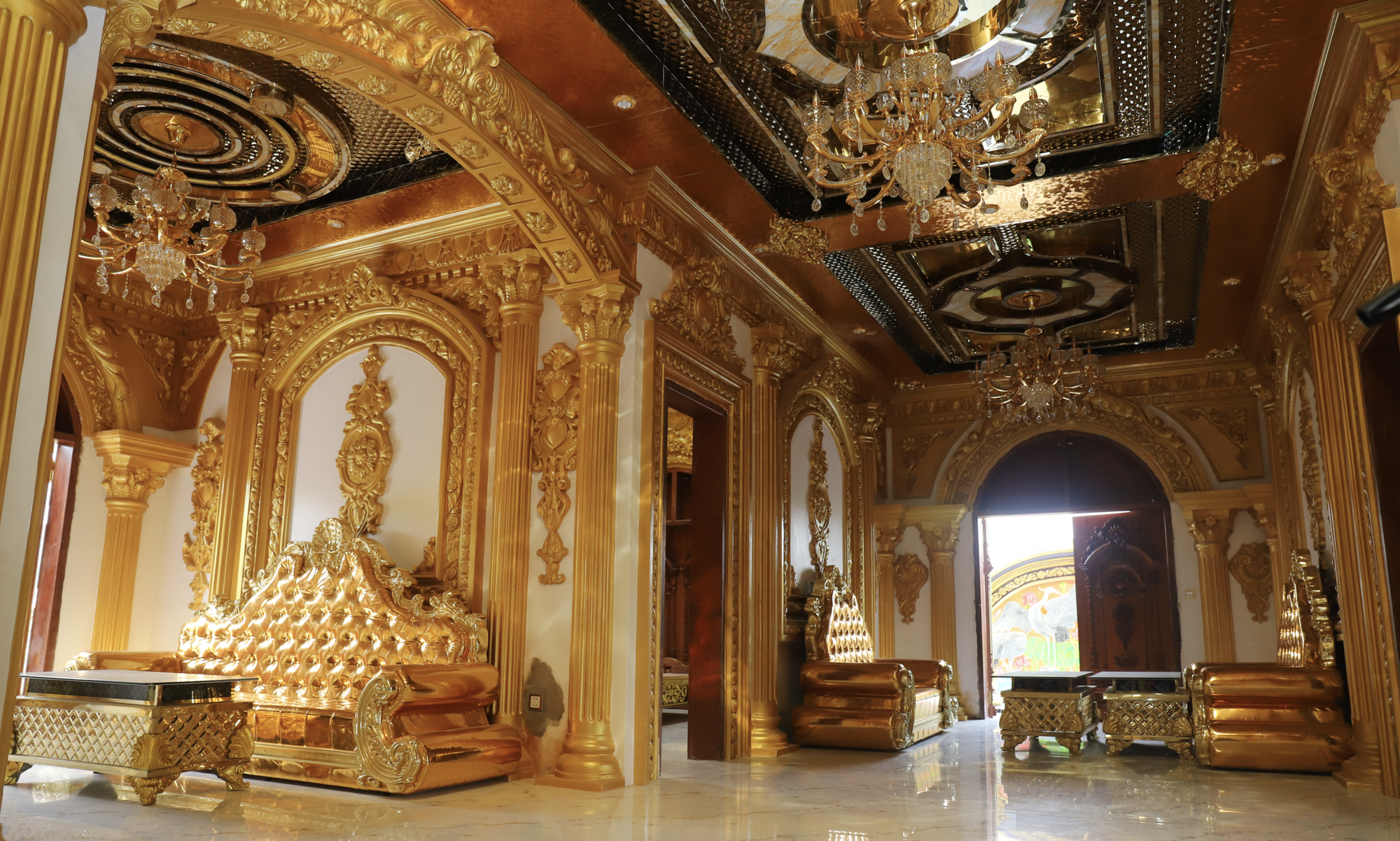Hoa mắt với lâu đài dát vàng của &quot;đại gia đồng nát&quot; ở Nghệ An, đến toilet cũng phủ vàng bóng loáng- Ảnh 6.