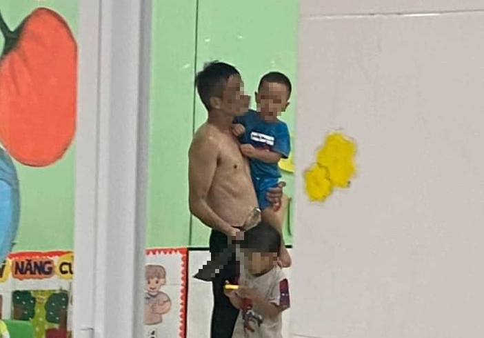 NÓNG: Hàng chục cảnh sát phong toả, vây bắt người đàn ông cầm dao xông vào trường mầm non- Ảnh 2.