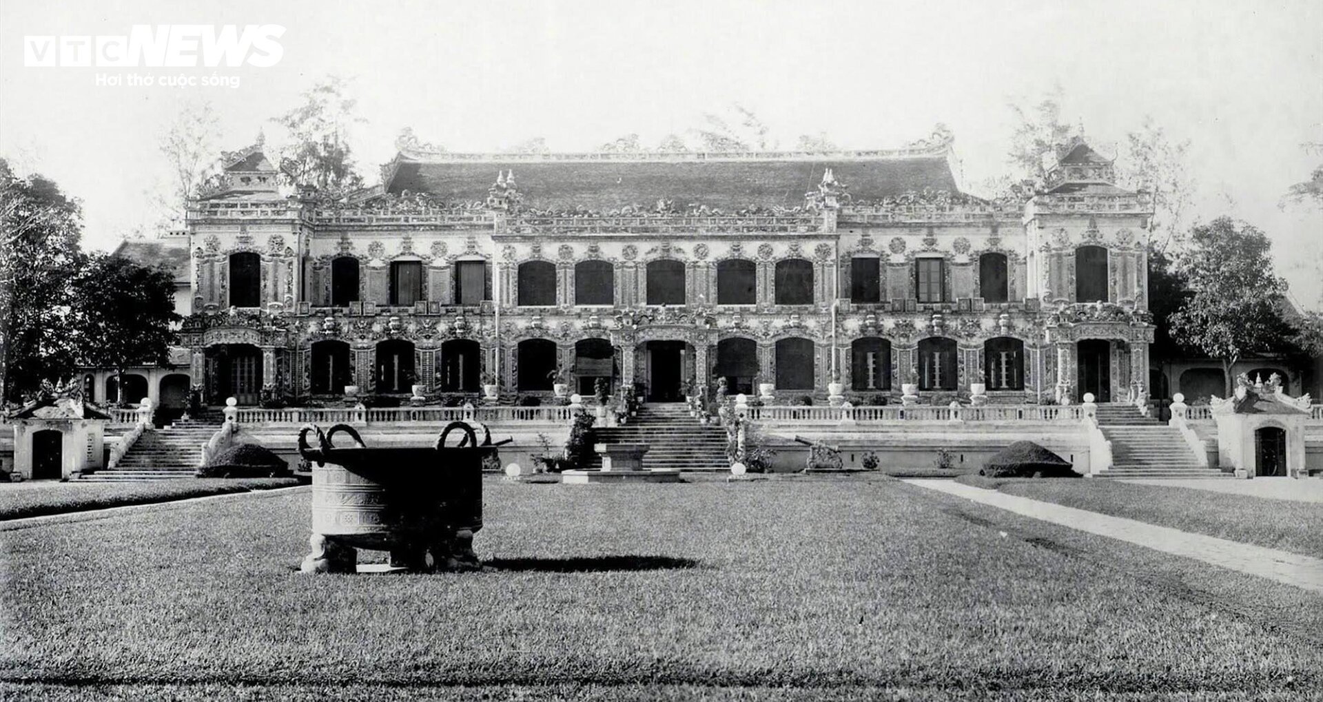 Cận cảnh cung điện thời nhà Nguyễn tốn hàng triệu USD phục dựng ở Huế - Ảnh 1.