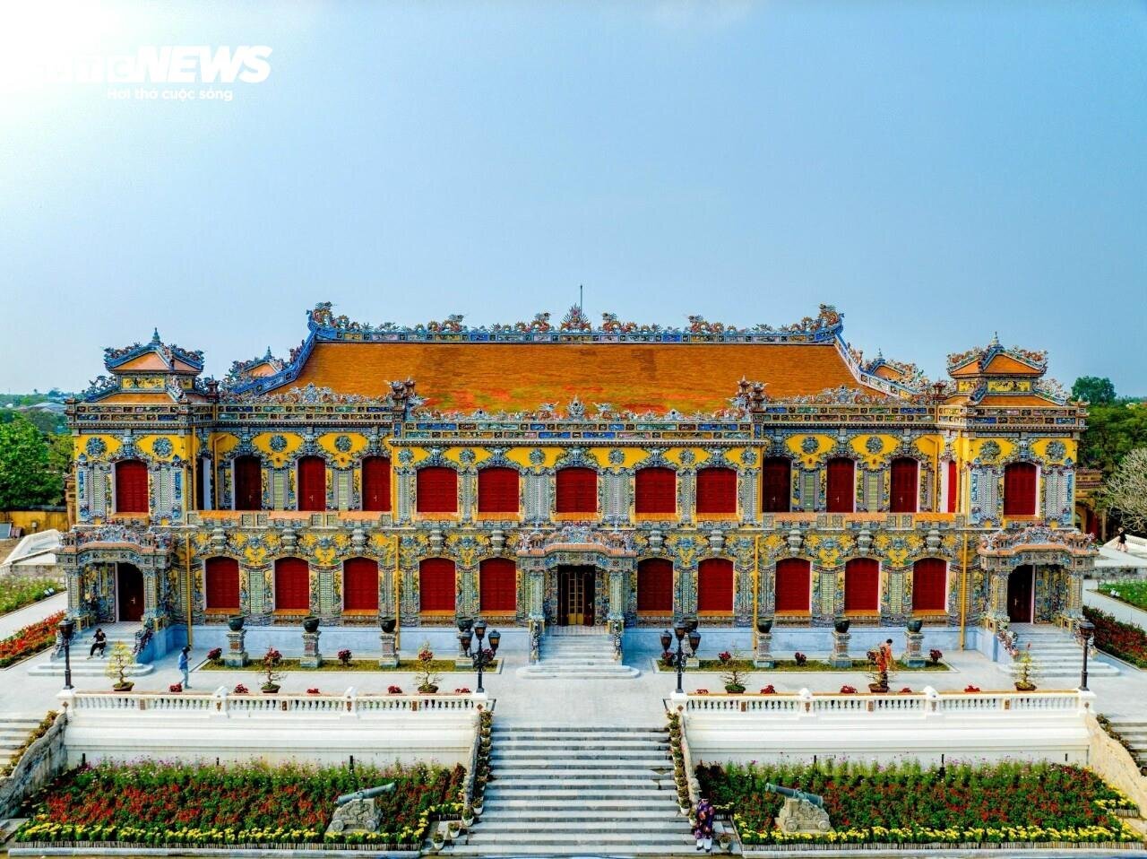 Cận cảnh cung điện thời nhà Nguyễn tốn hàng triệu USD phục dựng ở Huế - Ảnh 2.