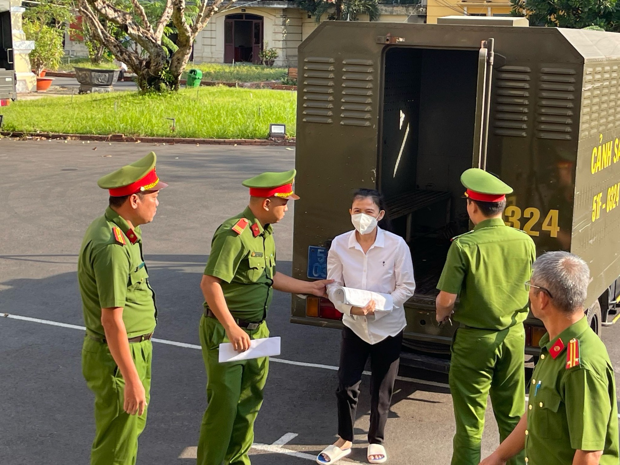 Bà Đặng Thị Hàn Ni hầu toà sáng nay- Ảnh 2. Bà Đặng Thị Hàn Ni hầu toà sáng nay- Ảnh 2.