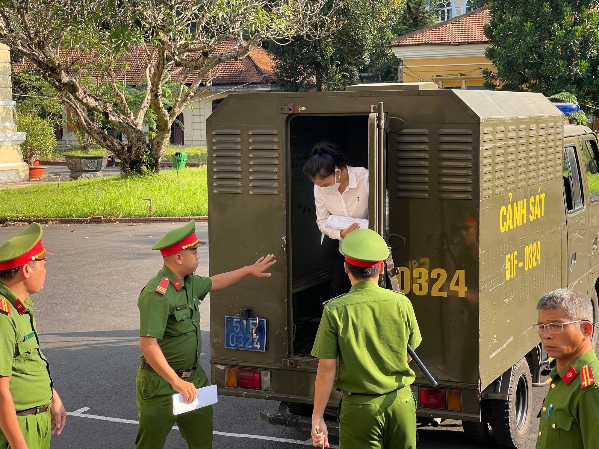 Bà Đặng Thị Hàn Ni hầu toà sáng nay- Ảnh 1. Bà Đặng Thị Hàn Ni hầu toà sáng nay- Ảnh 1.