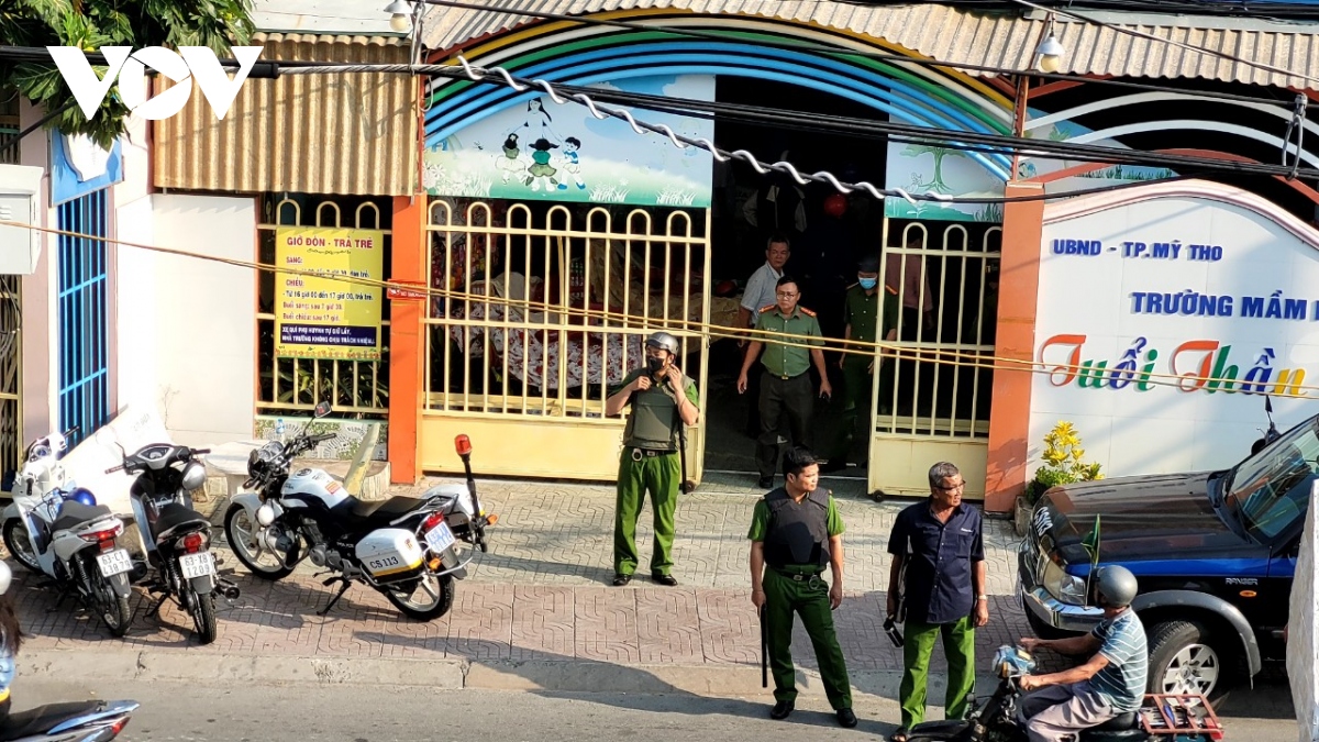 NÓNG: Hàng chục cảnh sát phong toả, vây bắt người đàn ông cầm dao xông vào trường mầm non- Ảnh 1.