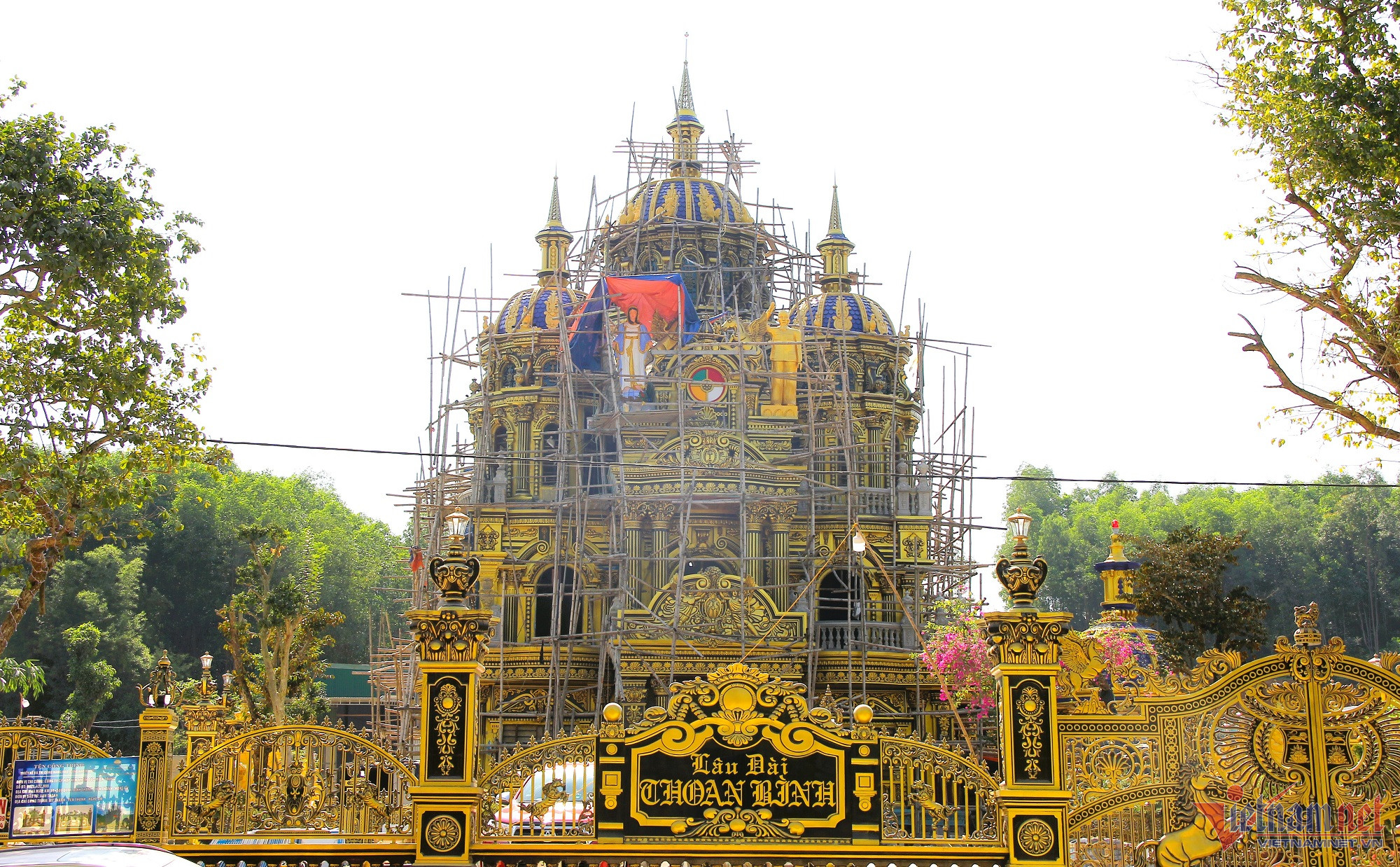 Hoa mắt với lâu đài dát vàng của &quot;đại gia đồng nát&quot; ở Nghệ An, đến toilet cũng phủ vàng bóng loáng- Ảnh 1.