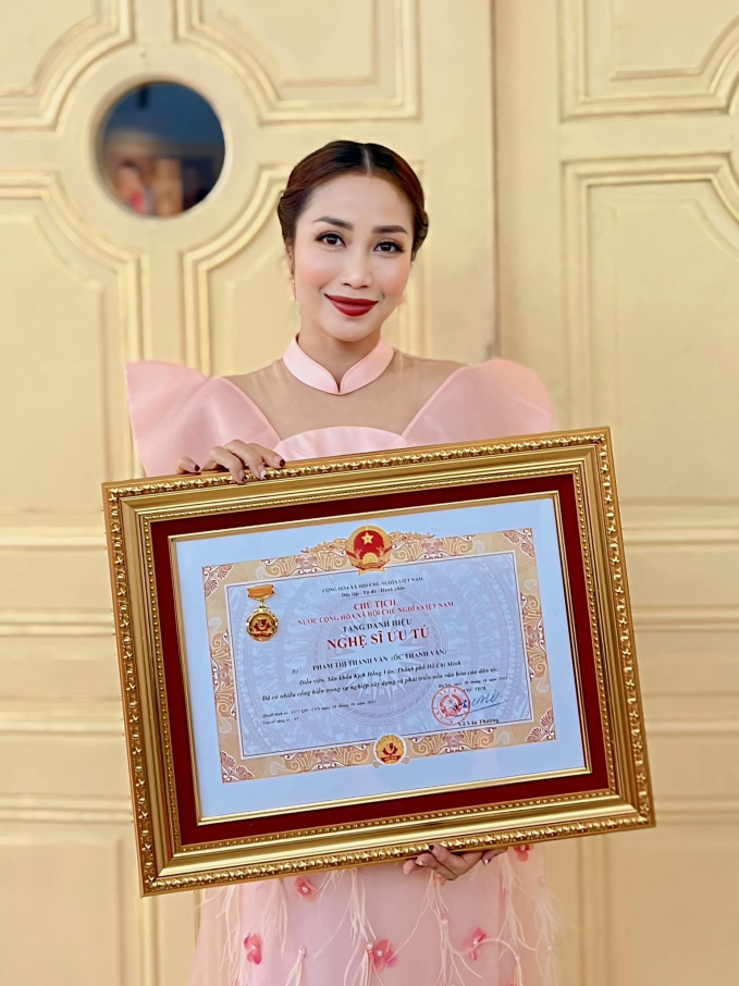 Nữ MC lật đật từ Úc về Việt Nam nhận danh hiệu NSƯT nhưng chỉ ở lại 2 ngày: Nghe lý do mà nể chuyện dạy con - Ảnh 1. Nữ MC lật đật từ Úc về Việt Nam nhận danh hiệu NSƯT nhưng chỉ ở lại 2 ngày: Nghe lý do mà nể chuyện dạy con - Ảnh 1.