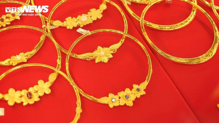 Giá vàng lấy lại đỉnh cao lịch sử 82,2 triệu đồng/lượng - Ảnh 1. Giá vàng lấy lại đỉnh cao lịch sử 82,2 triệu đồng/lượng - Ảnh 1.