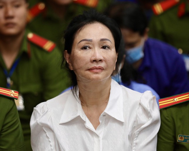 Bà Trương Mỹ Lan không biết những chuyến xe chở tiền từ ngân hàng về trụ sở tập đoàn, nhà riêng? - Ảnh 1. Bà Trương Mỹ Lan không biết những chuyến xe chở tiền từ ngân hàng về trụ sở tập đoàn, nhà riêng? - Ảnh 1.