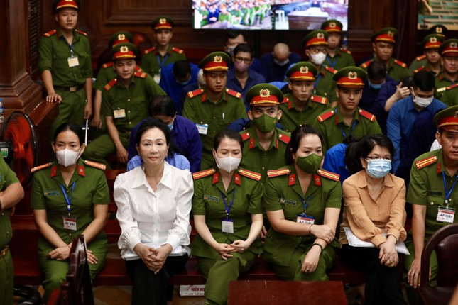 Bà Trương Mỹ Lan không biết những chuyến xe chở tiền từ ngân hàng về trụ sở tập đoàn, nhà riêng? - Ảnh 2. Bà Trương Mỹ Lan không biết những chuyến xe chở tiền từ ngân hàng về trụ sở tập đoàn, nhà riêng? - Ảnh 2.
