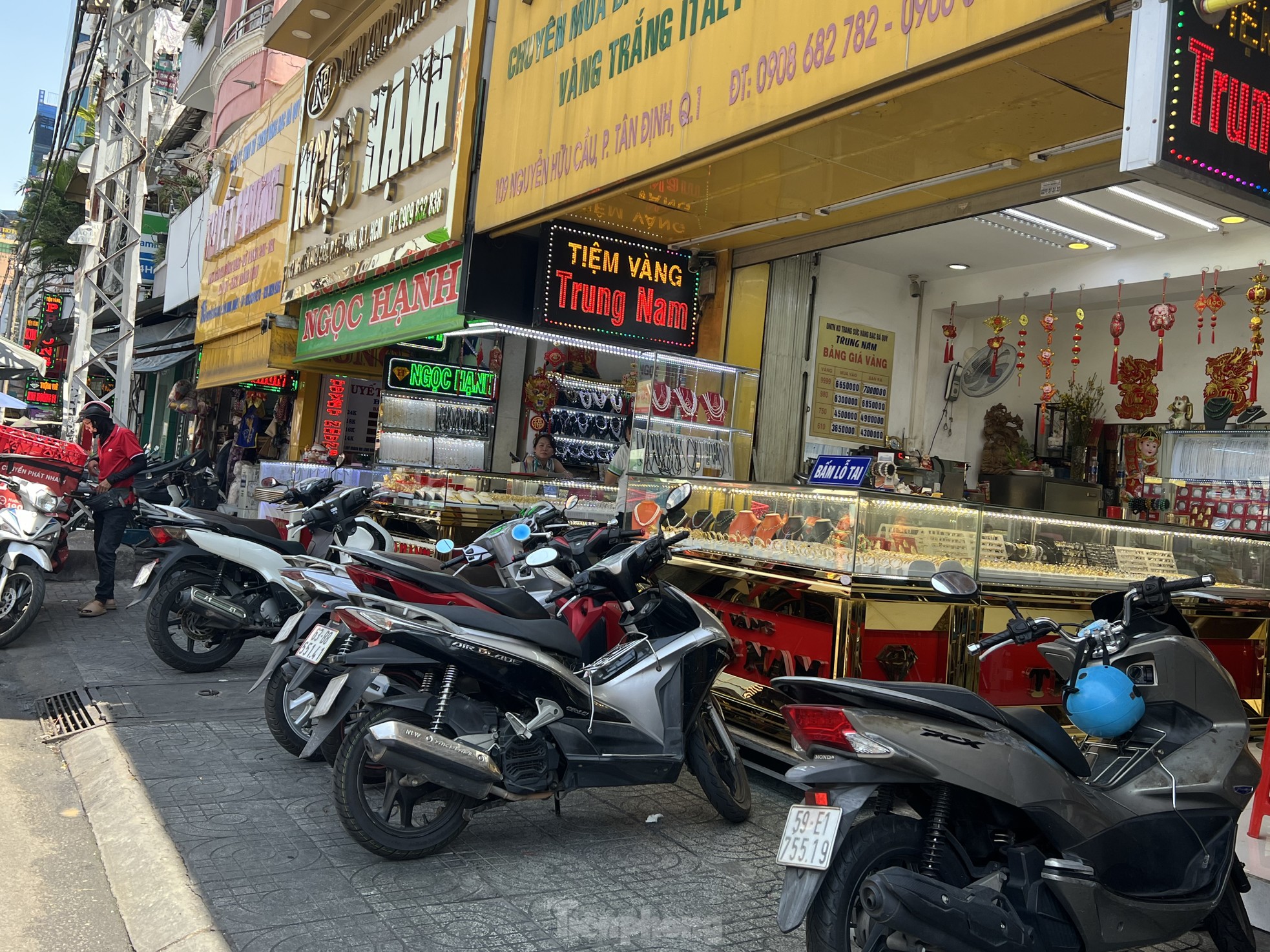 Bất ngờ về việc mua bán vàng nhẫn - Ảnh 15. Bất ngờ về việc mua bán vàng nhẫn - Ảnh 15.